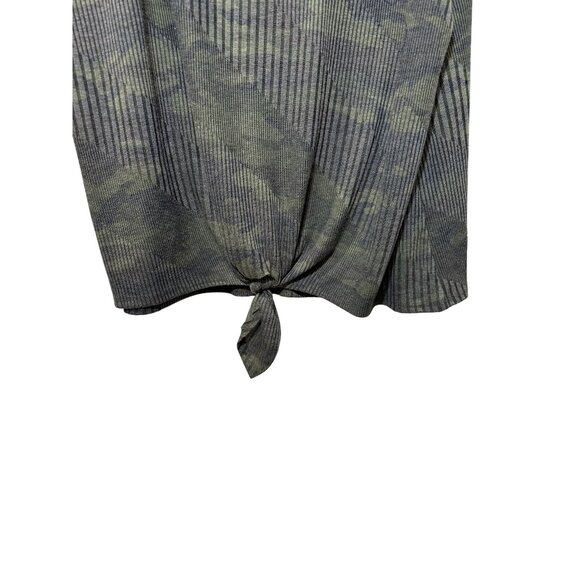 Camo Print Womens Top With American Flag Pocket & Front Tie Design 3X - Picture 5 of 6